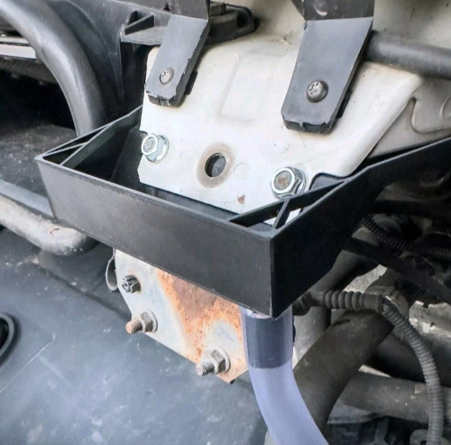 Imagen de Kit de deflectores de agua para tubería de drenaje de autocaravana con placa de plástico y manguera de 1 metro compatible con Fiat Ducato, Peugeot Boxer y Citroën Relay