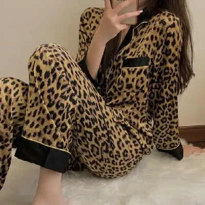 Image de Pyjama Imprimé Léopard Femme - Confort & Style