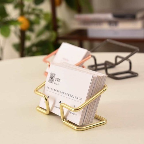 Afbeelding van Elegante Gouden Metalen Visitekaartjeshouder met Bureau Beugel – Stijlvolle Organisator voor Kantoor en Bureau