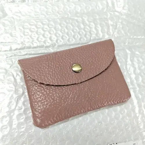 Image de Porte-cartes en cuir gravé - Élégant & Pratique