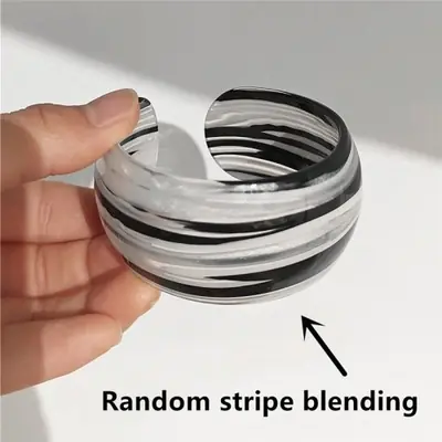 Image de Bracelet Rétro Noir & Blanc Rayé - Style Géométrique Élégant