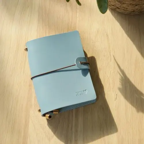 Image de Porte-passeport en cuir gravé personnalisé - Cadeau voyage élégant