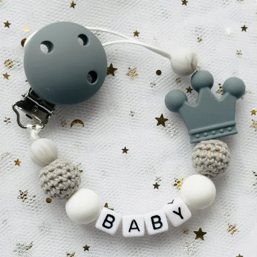 Ciuccio Personalizzato con Clip in Legno di Faggio e Corona in Silicone Naturale – Giocattolo per Dentizione per Bambini con Nome Inciso a Mano