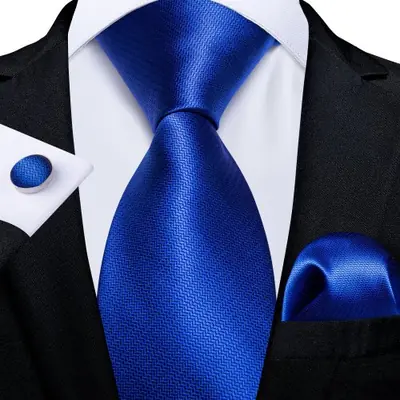 Image de Cravate Homme en Soie Bleue à Carreaux - Élégance Classique