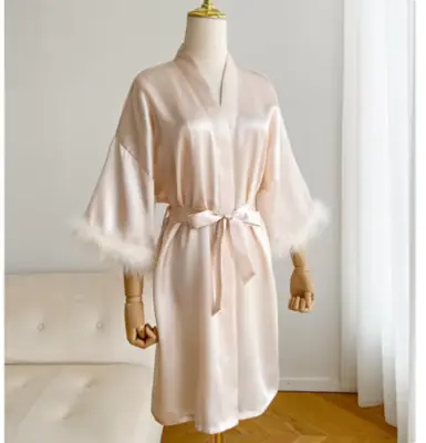 Image de Peignoir Satin Blanc avec Plumes - Élégant & Sensuel