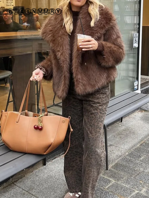 Immagine di Cappotto Corto in Pelliccia Sintetica Marrone Donna