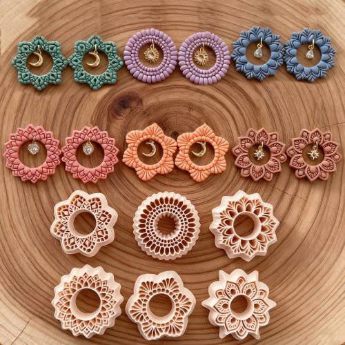Immagine di Kit Creativo per Artigianato con Mandala in Ceramica: Telaio Rotondo, Fresa BoHo, Fiore in Rilievo, Argilla Polimerica e Stampi per Orecchini