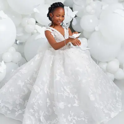 Image de Robe de Fille de Mariage Blanche avec Papillons