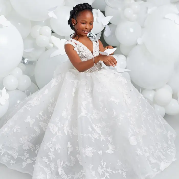 Image de Robe de Fille de Mariage Blanche avec Papillons