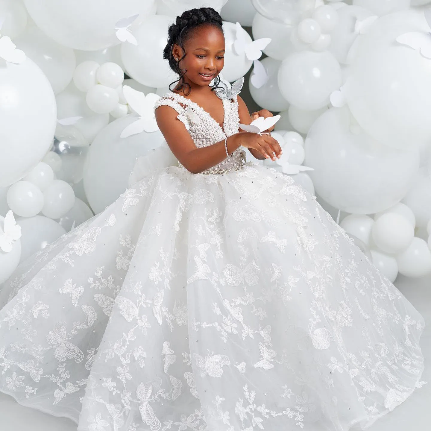Immagine di Abito da Sposa per Bambina in Raso Bianco con Fiore e Farfalla, Applique in Perle, Lunghezza Pavimento – Perfetto per Matrimonio, Prima Comunione o Festa di Compleanno