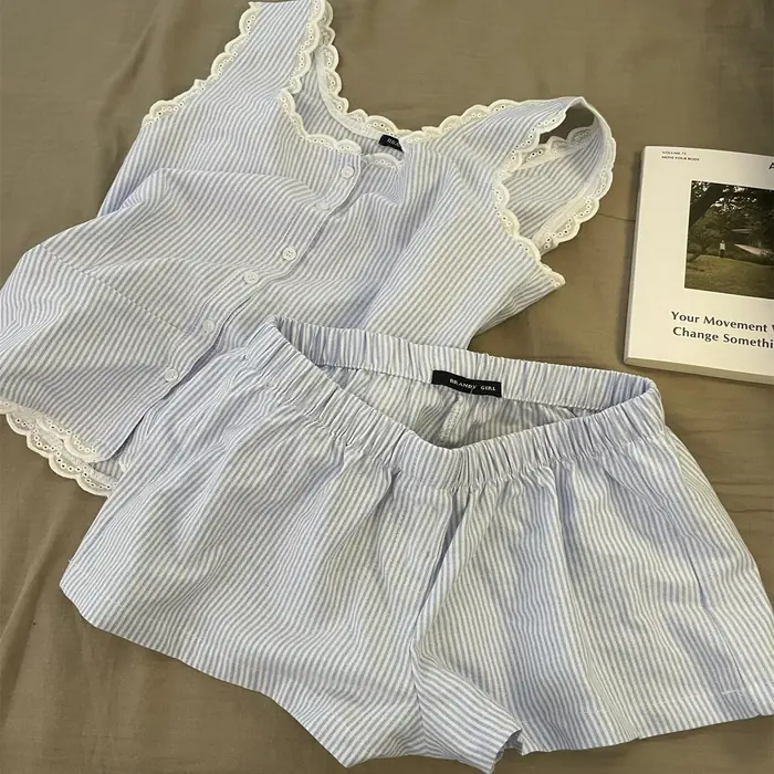 Image de Pyjama Dentelle Rayé - Ensemble 2 Pièces Tendance 2025