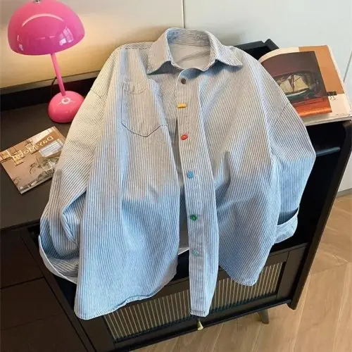 Image de Chemise Vintage Rayée en Jean - Style Oversize Tendance