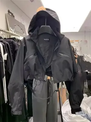 Image de Veste Courte Noire à Capuche - Style Moto Tendance 2025