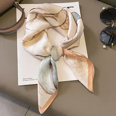 Image de Foulard Cheval Élégant 70x70cm - Satin Doux & Polyvalent