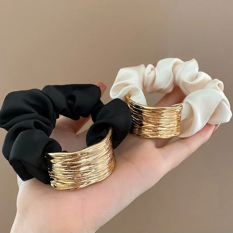 Immagine di Elastici per Capelli in Raso di Metallo Coreano – Fascette Eleganti e Morbide per Donne e Ragazze, Porta Coda di Cavallo con Design Moderno