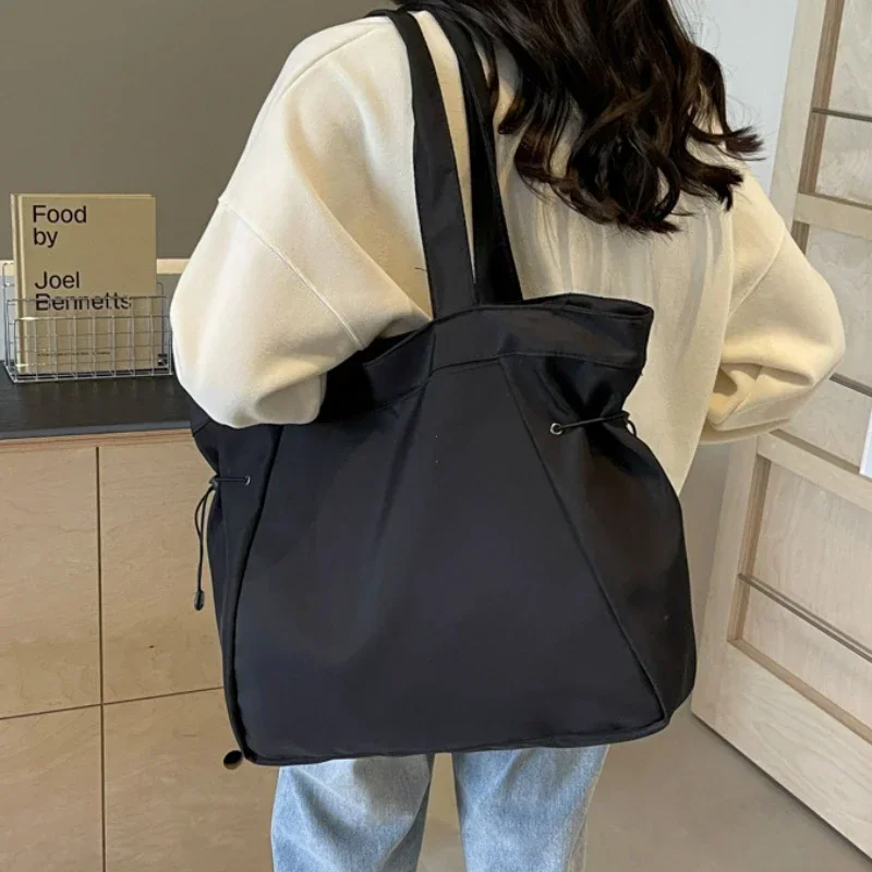 Image de Sac Fourre-Tout Femme Grand Format - Élégant & Pratique
