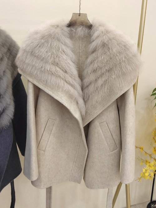 Image de Manteau en Fourrure de Renard Véritable - Élégance Hivernale