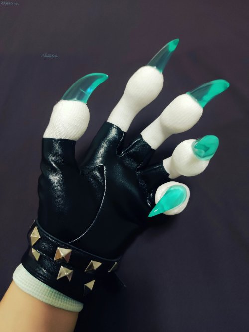Immagine di Guanti Pelosi per Fursuit e Kigurumi: Artiglio Nero, Bianco e Multicolore – Accessori di Peluche per Cosplay e Costume Estivo