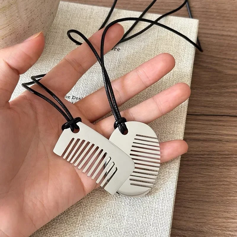 Bild von Elegante Persönlichkeits-Kamm-Anhänger-Halskette für Frauen – Zartes Design, Trend 2024, Feiner Schmuck als Modezubehör