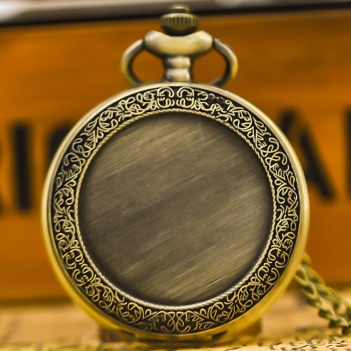 Immagine di Orologio da Taschino al Quarzo con Catena Fine in Bronzo Vintage, Design Creativo e Texture Artigianale – Accessorio di Moda Unisex Perfetto come Regalo per Studenti