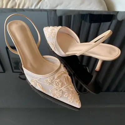 Image de Escarpins Blancs Fleuris - Slingbacks Élégants pour Mariage
