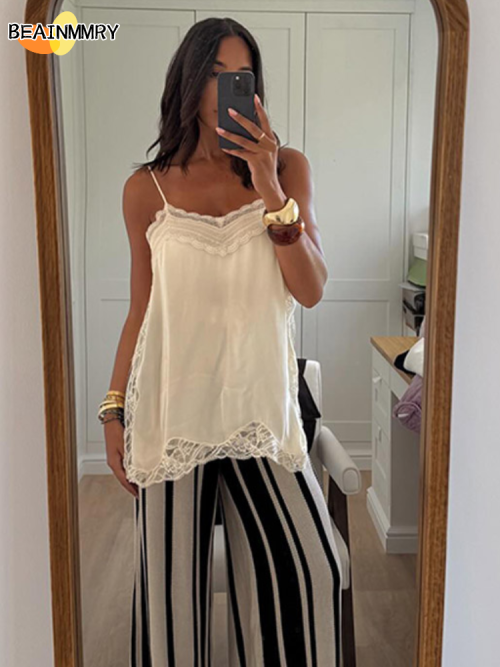 Immagine di Top da donna senza maniche in pizzo patchwork con scollo a V e spacco laterale, gilet tinta unita sexy per vacanze estive 2025