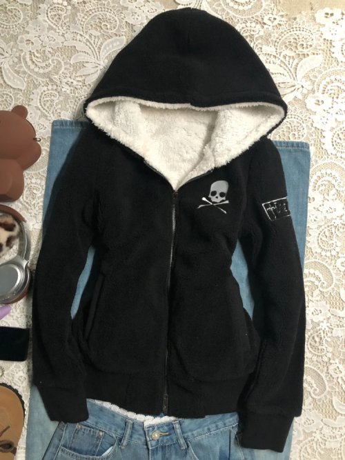 Image de Sweat à Capuche Gothique Y2K Femme - Crâne Grunge & Laine d'Agneau