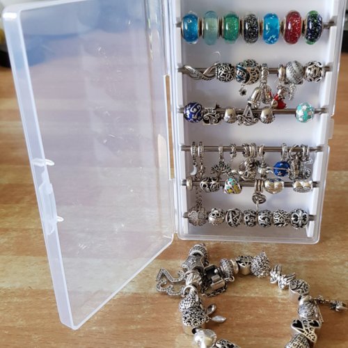 Imagen de Caja de Exhibición Acrylica con Bandejas y Varillas para Cuentas – Compatible con Trollbeads, Chamilia, Troll & Biagi – Organizador de Almacenamiento para Cuentas Sueltas